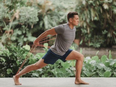 Routine de 12 minutes avec élastiques pour renforcer le dos et prévenir les douleurs lombaires au quotidien