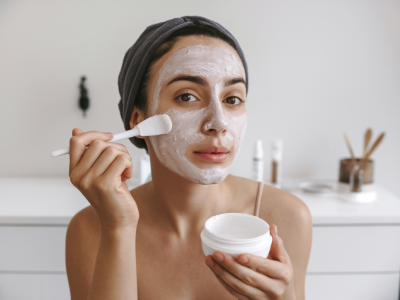 Routine beauté express pour peaux ternes après l'hiver : gommage, masque et sérum maison en 3 étapes
